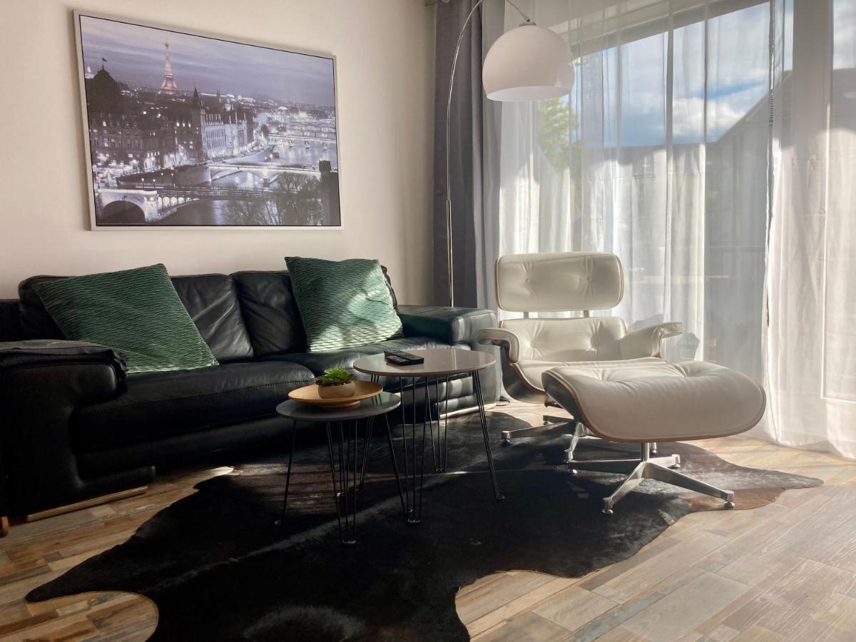 Living At Saarpartments -Adultsonly- 2 Bedrooms, Kitchen - Business & Holiday Apartments For Long- And Short Term Stay, 3 Min To Train Station, Secure E-Bike Parking! Saarbrücken Kültér fotó